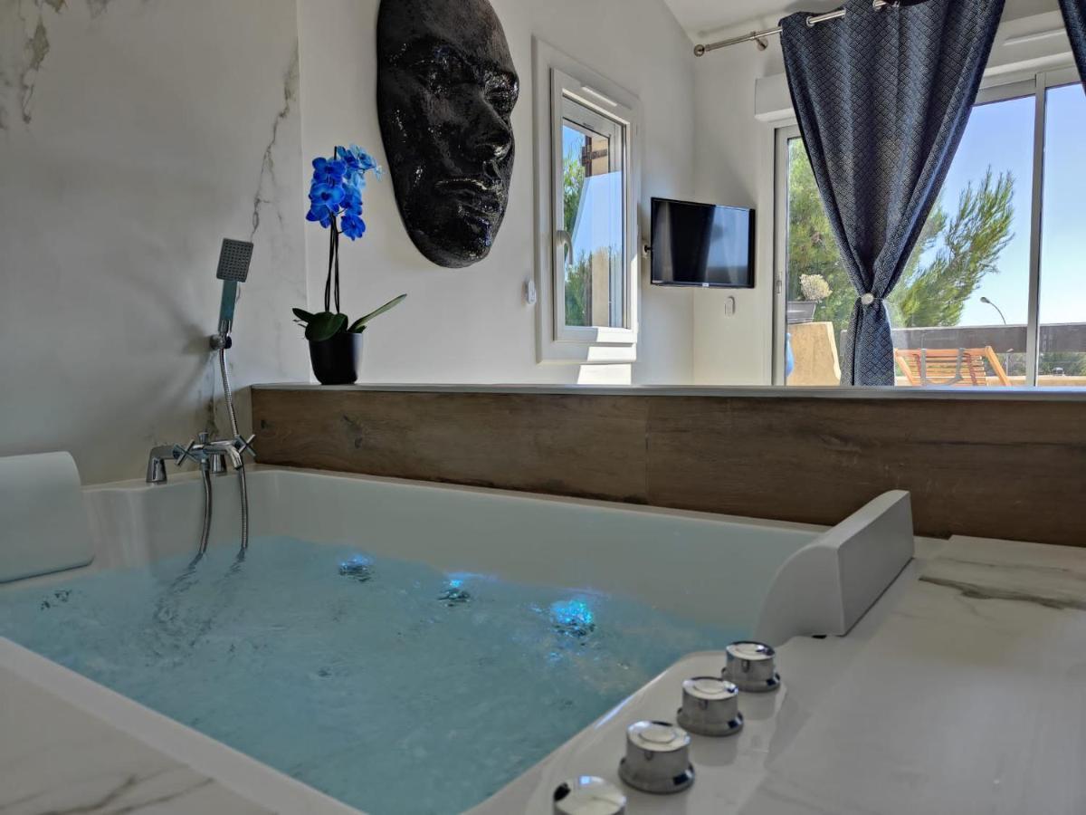 Suites Jm - Les Pins Marines - Jacuzzi & Vue Mer Bandol Exteriér fotografie