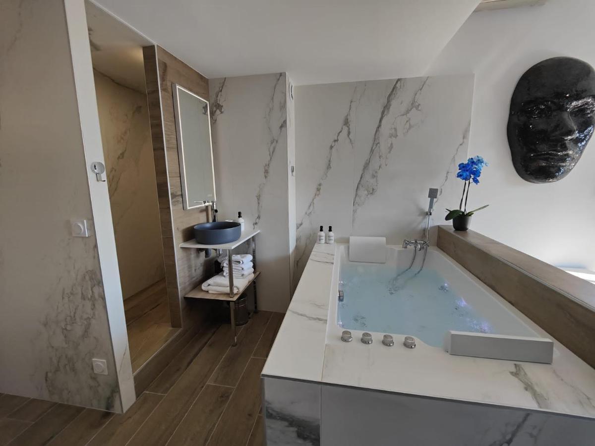 Suites Jm - Les Pins Marines - Jacuzzi & Vue Mer Bandol Exteriér fotografie